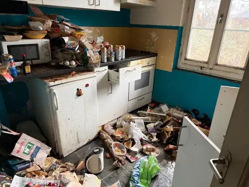 Messie-Wohnung: Küche vor der Räumung