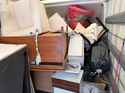 Wohnungsräumung: Möbel verladen
