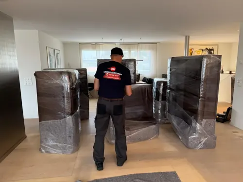 Möbel in Decken und Folie verpackt
