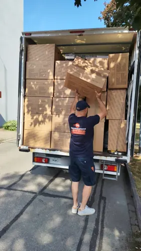 Umzugskartons werden verladen
